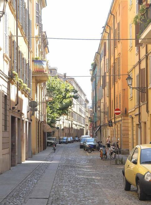 Modena, scatta la spedizione punitiva: si barricano in casa per salvarsi 