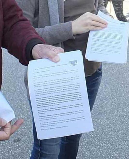 La lettera al prefetto distribuita al mercato di via Paparelli