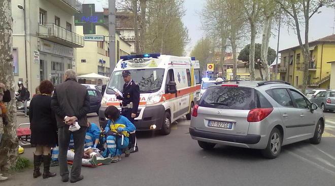 Studente contro un’auto con lo scooter 