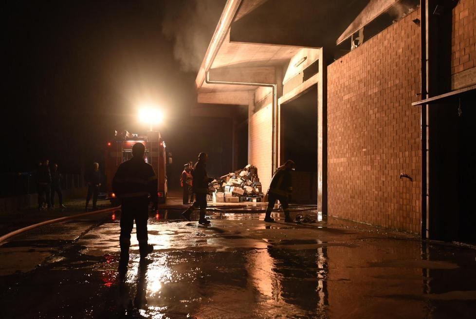 Rogo all’interno del magazzino: bruciano due auto e una roulotte 