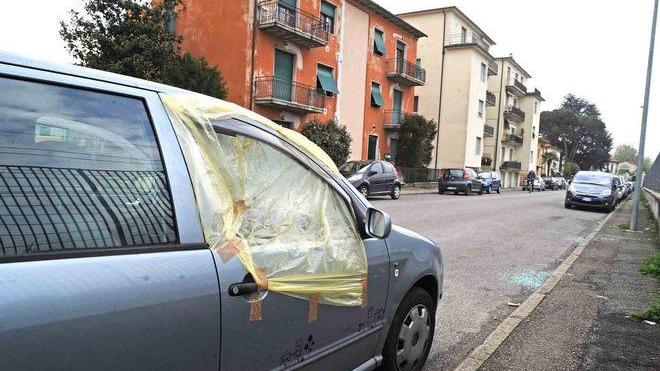Teppisti sfasciano 17 auto in un quartiere