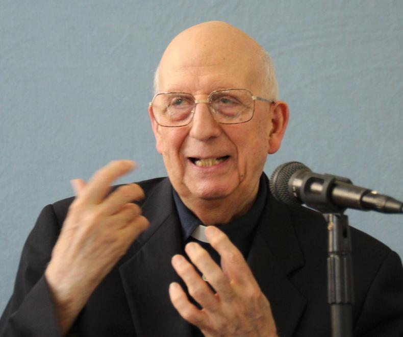 Padre Sorge: «C’è chi semina odio e si nasconde dietro al crocifisso» 