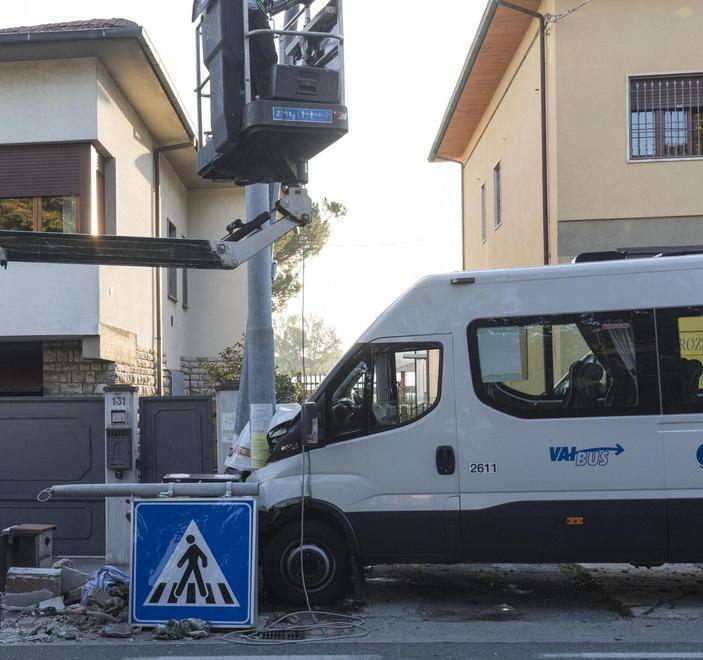 Perde il controllo del bus e finisce contro un palo: ferito l’autista di 48 anni
