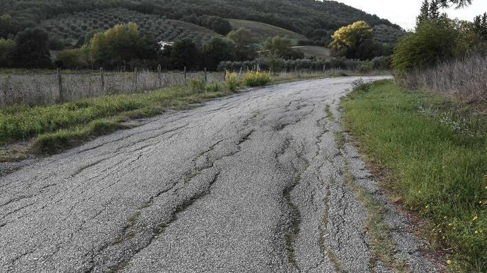 Strada devastata, parte la raccolta firme