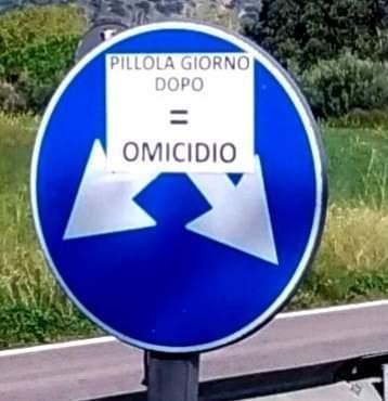 Affissioni sui cartelli stradali: “Omicidio”