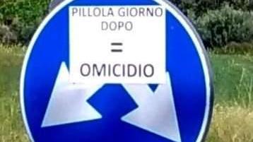 Affissioni sui cartelli stradali: “Omicidio”