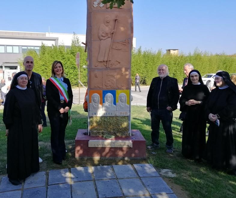 La patrona in mezzo alle aziende con Sapa che dona l’arte di Masoni
