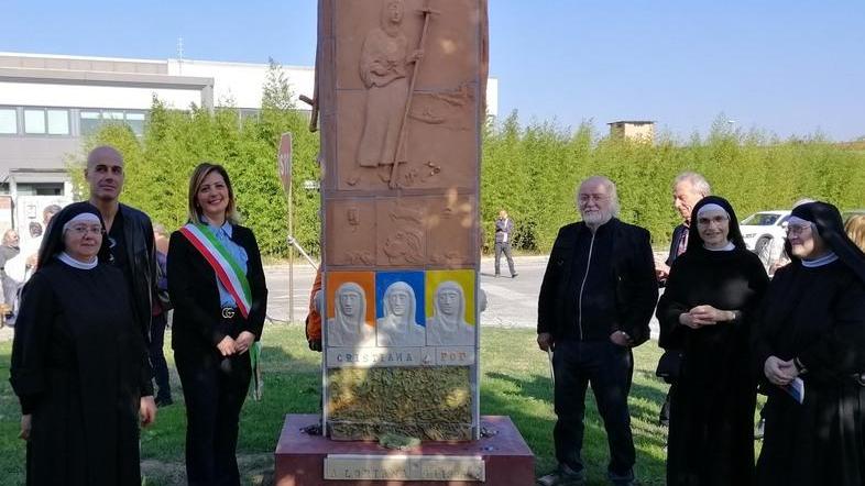 La patrona in mezzo alle aziende con Sapa che dona l’arte di Masoni