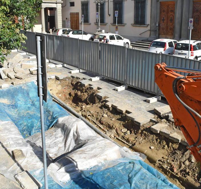 Appaiono tracce di vecchie case ma il cantiere ripartirà subito