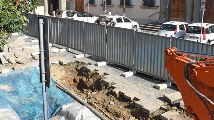 Appaiono tracce di vecchie case ma il cantiere ripartirà subito