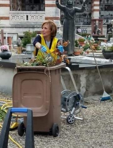 Gli Angeli di Montecatini al lavoro per ripulire il monumento ai Caduti