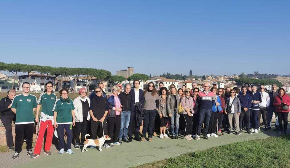 Passeggiata all’aria aperta per combattere la pigrizia e la vita sedentaria 