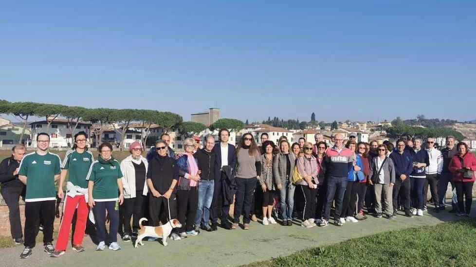 Passeggiata all’aria aperta per combattere la pigrizia e la vita sedentaria