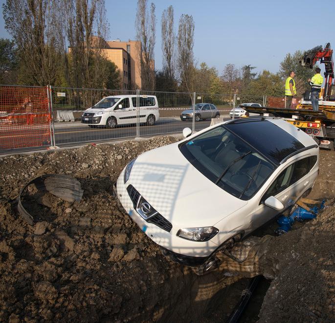 Con l’auto dentro il cantiere