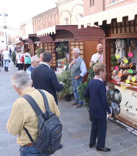 Una vetrina in piazza per i piccoli negozi