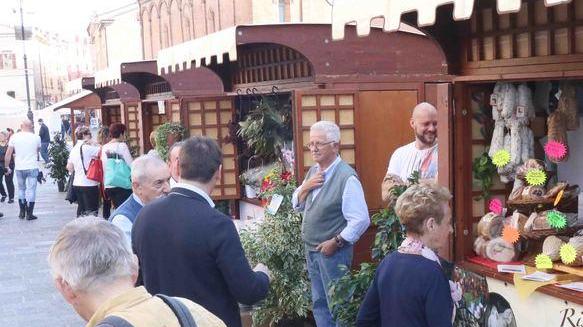 Una vetrina in piazza per i piccoli negozi