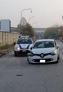 Con l’auto contro il palo Ma il giovane esce illeso