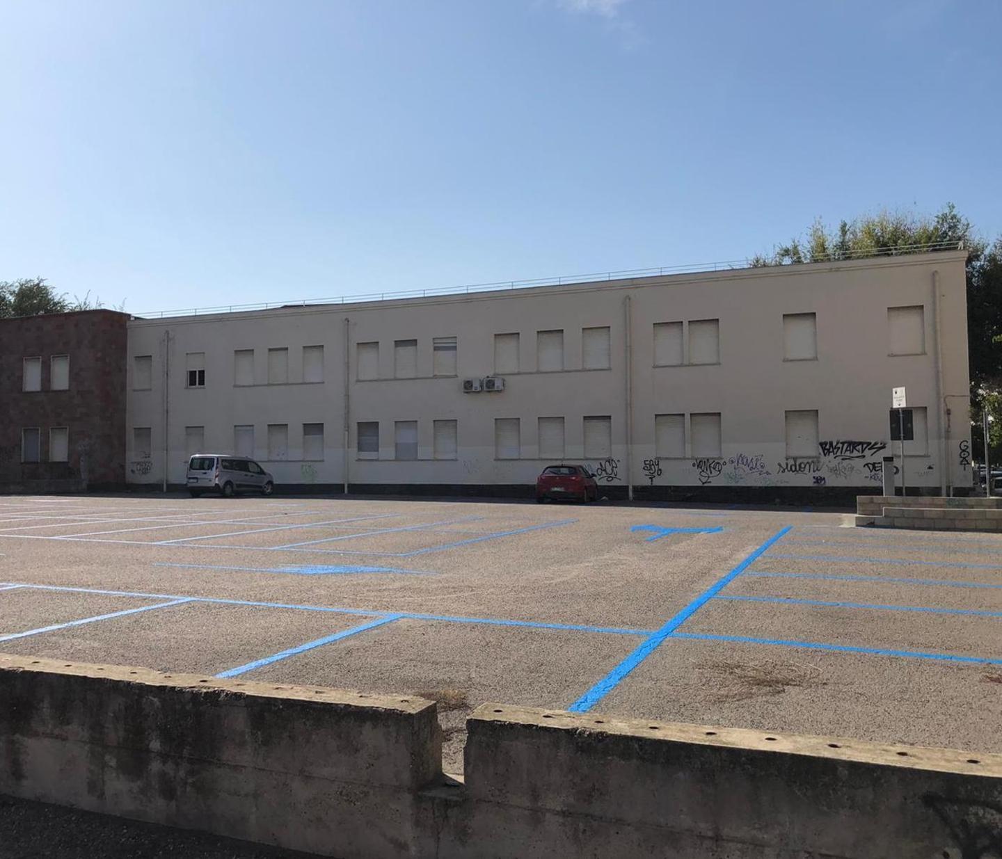 Non si paga nello spiazzo di via Bellini 