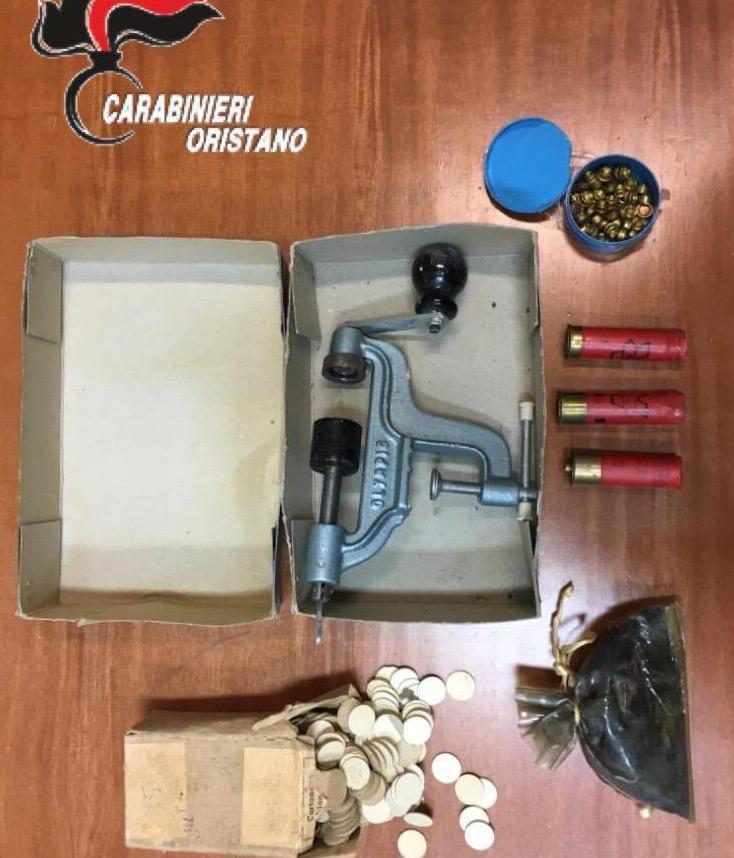 Armi e coltelli, denunciati in tre 