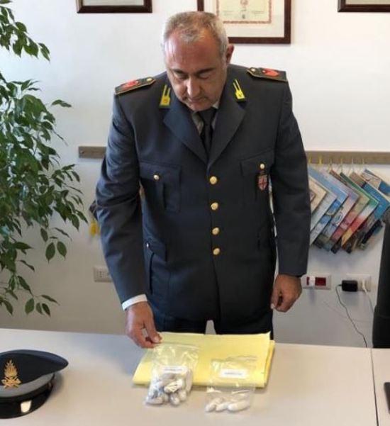Sbarca dalla nave con 16 ovuli di droga in corpo