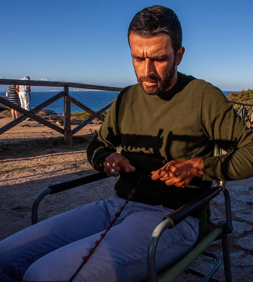 Daniele artigiano-scrittore che intreccia fili e storie 