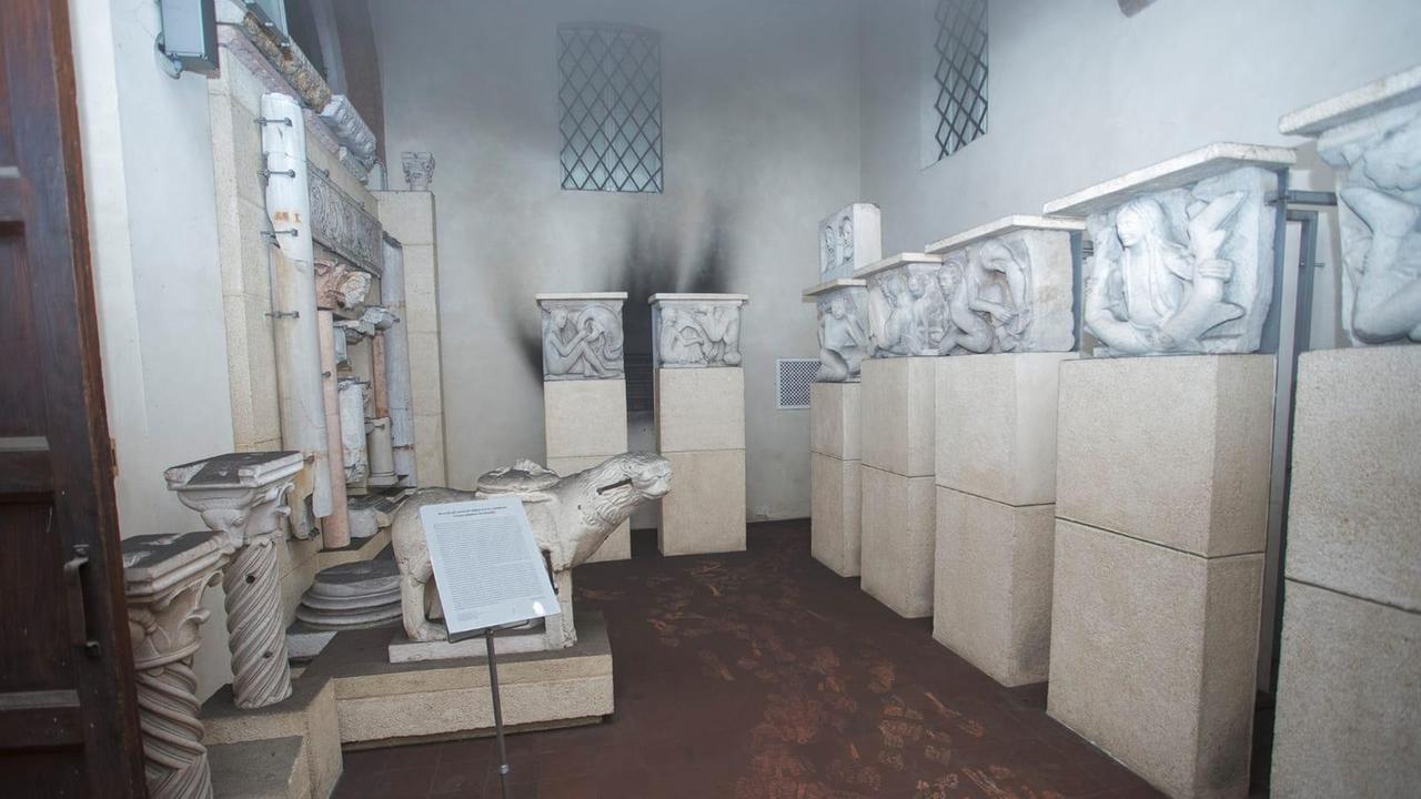 Modena, incendio nella notte in corso Duomo. Fumo denso anche nel lapidario