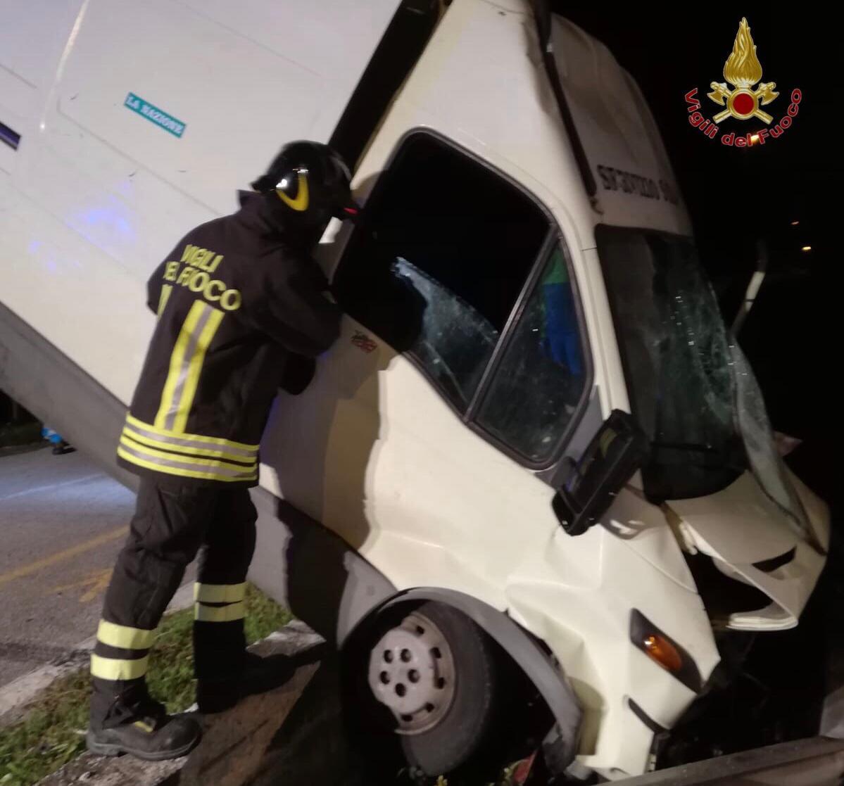 Il furgone finito nel fossato