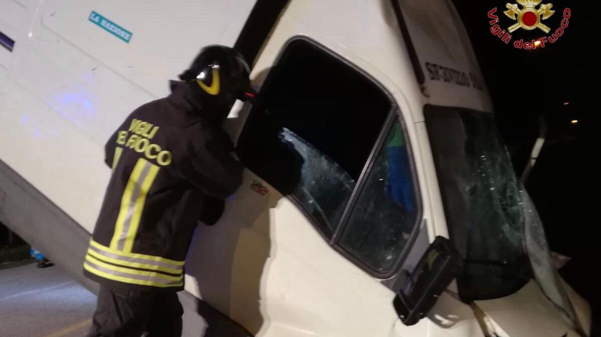 Il furgone finito nel fossato