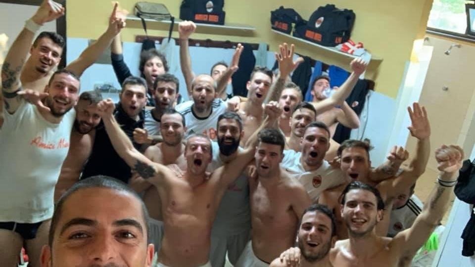 Il selfie della vittoria degli Amici Miei (foto dalla pagina Facebook Luca Cecchi)