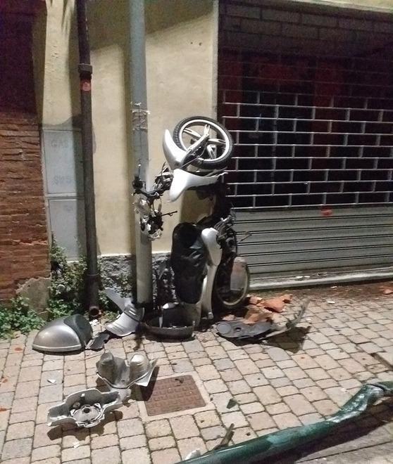 Si schianta contro il semaforo ma non si ferma 