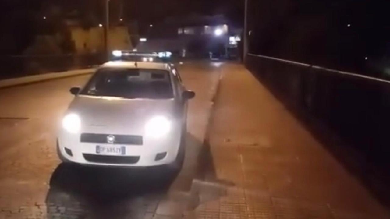 L'auto della polizia locale sul ponte