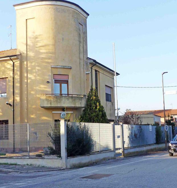 La caserma dei carabinieri di Cologna