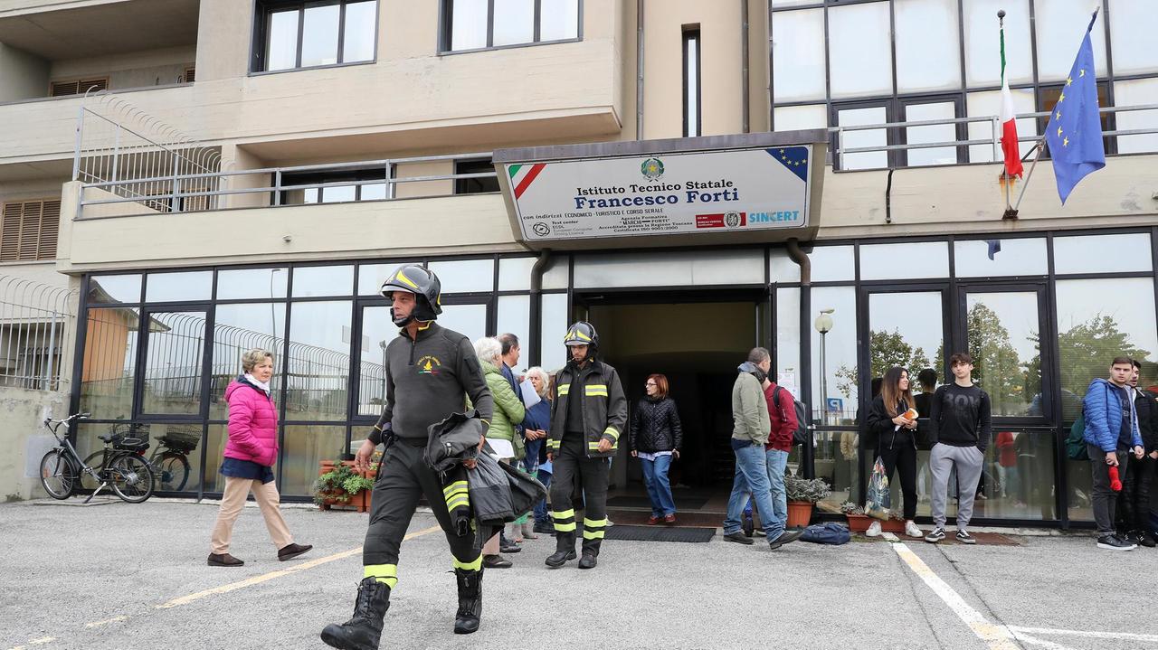 Intervento dei vigili del fuoco all'istituto Forti di Monsummano (foto Lorenzo Innocenti)