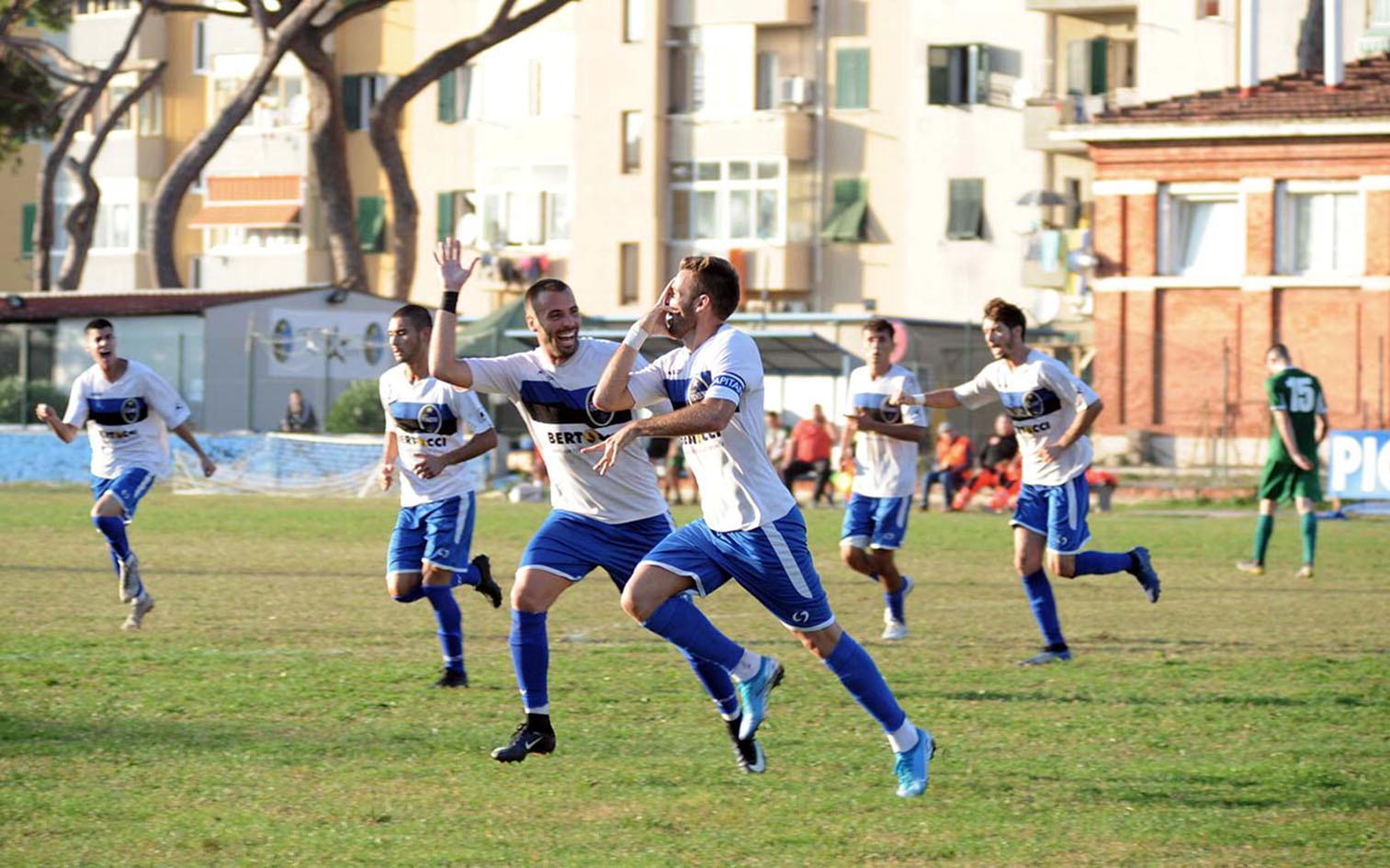 Iacopo e Tommaso Rocchiccioli esultano dopo il 2-1 firmato dal capitano nerazzurro (foto Paolo Barlettani)