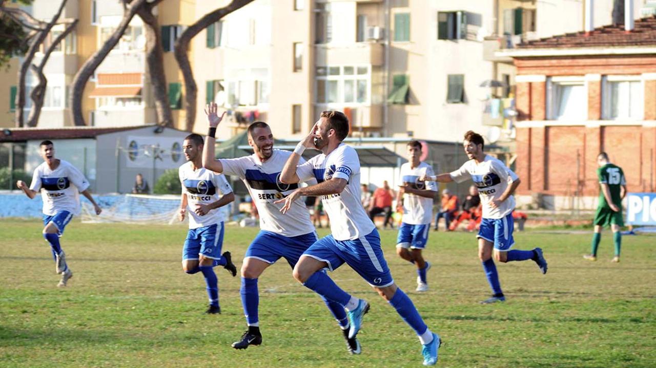 Iacopo e Tommaso Rocchiccioli esultano dopo il 2-1 firmato dal capitano nerazzurro (foto Paolo Barlettani)