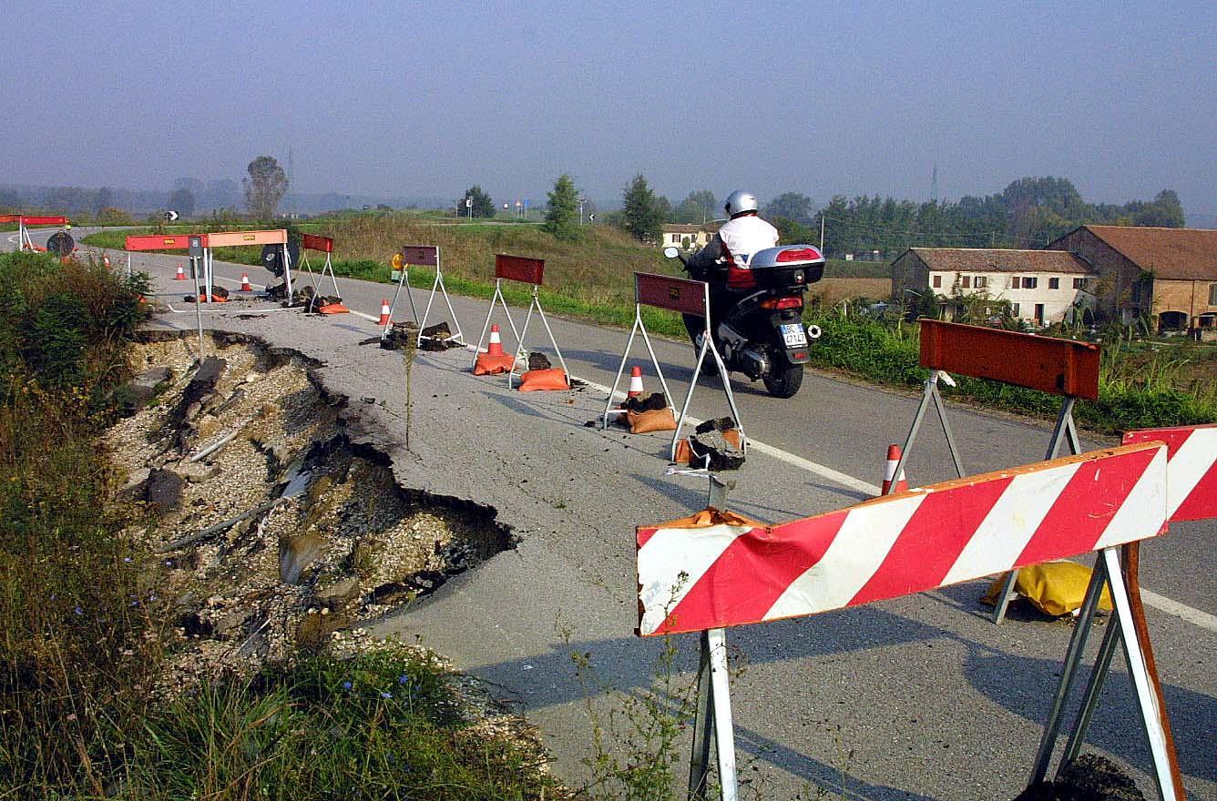 Frana dell'argine del Panaro (foto archivio)