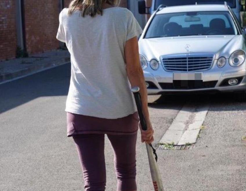 Una donna armata di bastone per difendersi nel caso il maniaco dovesse tornare a colpire (Foto Franco Silvi)