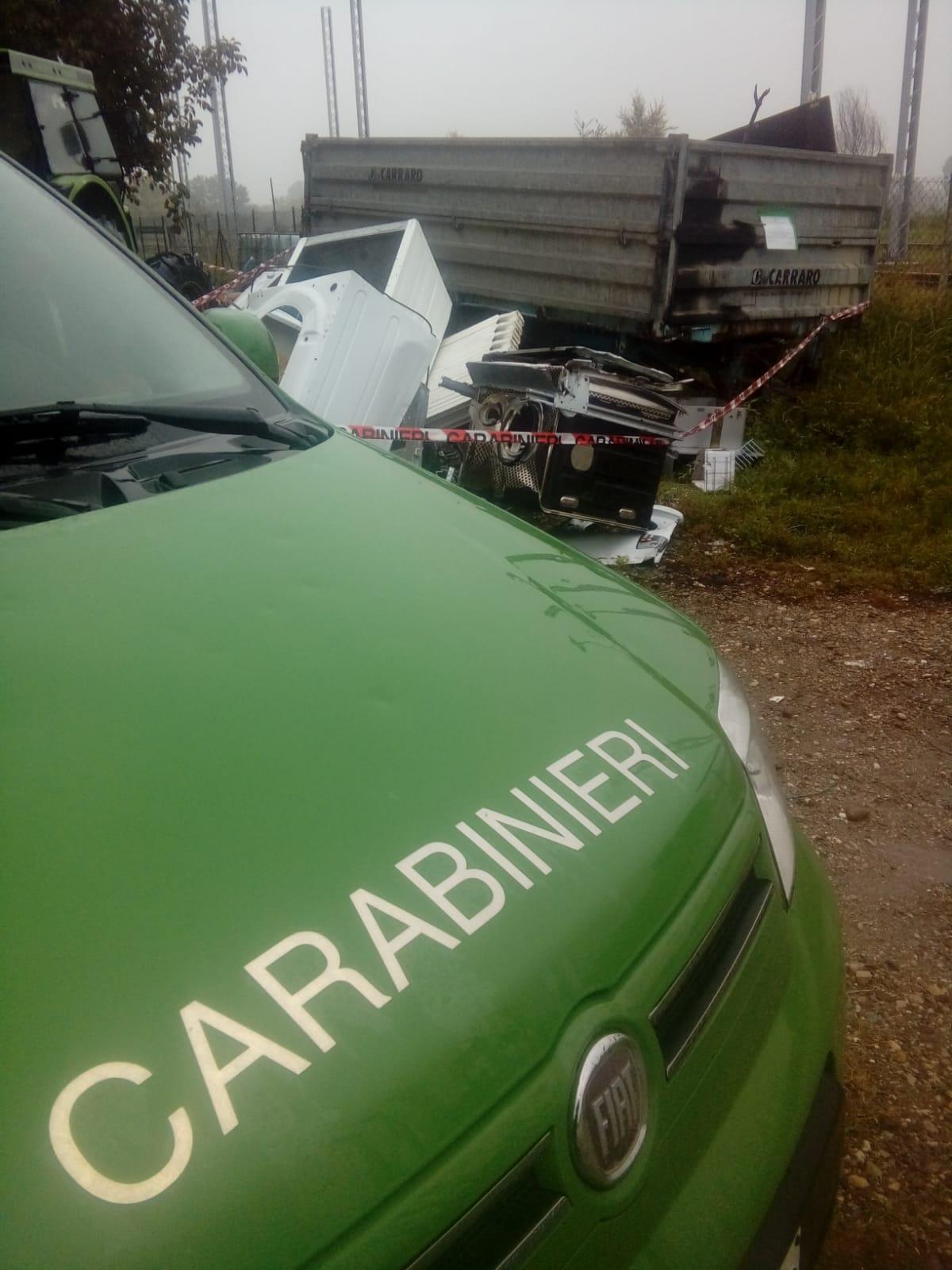 Cumuli di rottami ferrosi nel campo di sua proprietà, 62enne denunciato dalla forestale 
