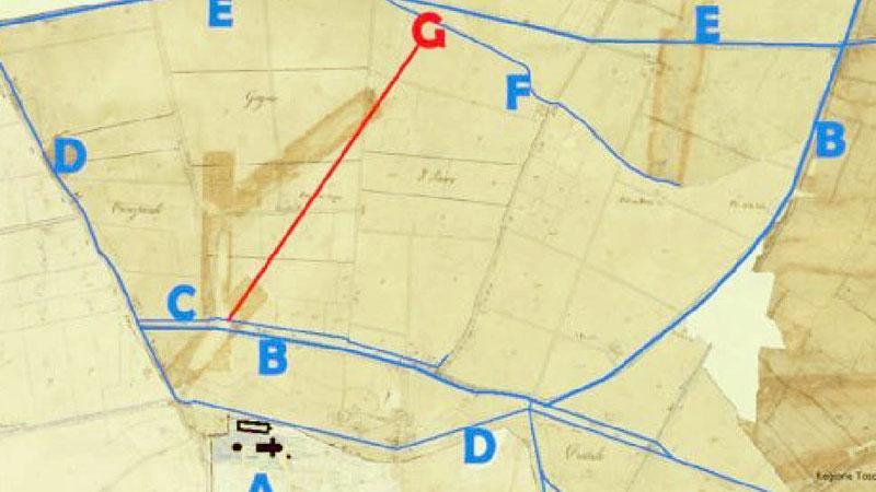 Dall’immagine edita nel 1832 tratta dal sito Castore, Catasto Storico Regionale, sono stati evidenziati: A- Piazza del Duomo, B- II fosso del Marmigliaio detto anche, prima di giungere in Pisa lungo via del Brennero, Fosso Macinante. Il Marmigliaio finisce la sua corsa immettendosi nel fosso Ozeretto; C- Fosso Bargigli, un canale di scolo che corre parallelo al Marmigliaio; D- L’Ozeretto anticamente originato da un ramo dell’Auser. L’Ozeretto finisce la sua corsa immettendosi nel Fiume Morto presso la chiesa della Madonna dell’Acqua sulla via Pietrasantina; E- Il Fiume Morto che sfocia direttamente in mare; F- Il fosso oggi detto delle Palazzine che si immette nel Fiume Morto all’altezza de I Passi; G- In rosso la stazione di pompaggio a I Passi e il nuovo canale sotterraneo in costruzione sotto via Tino di Camaino