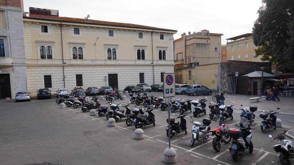 Le due ruote parcheggiate in piazza del Popolo (Foto BF)