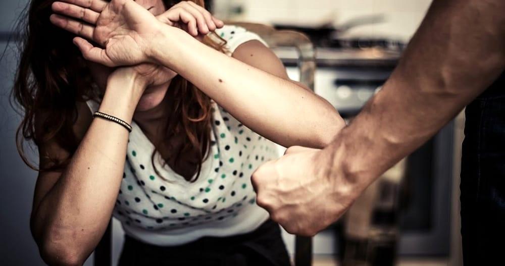Picchia la moglie ma il figlio di dieci anni chiama la polizia e lo fa arrestare 