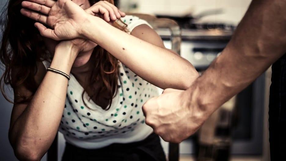 Picchia la moglie ma il figlio di dieci anni chiama la polizia e lo fa arrestare