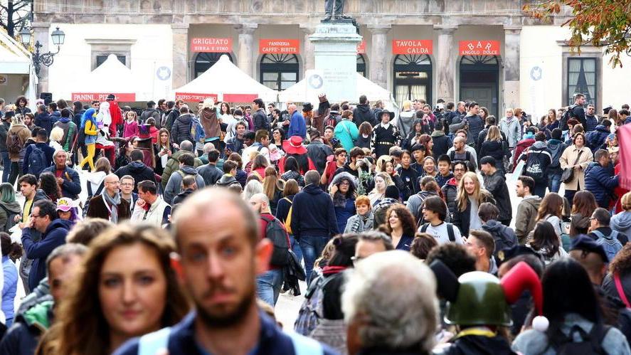 Prenotano la stanza e pagano la caparra ma la casa non c’è: decine di truffati