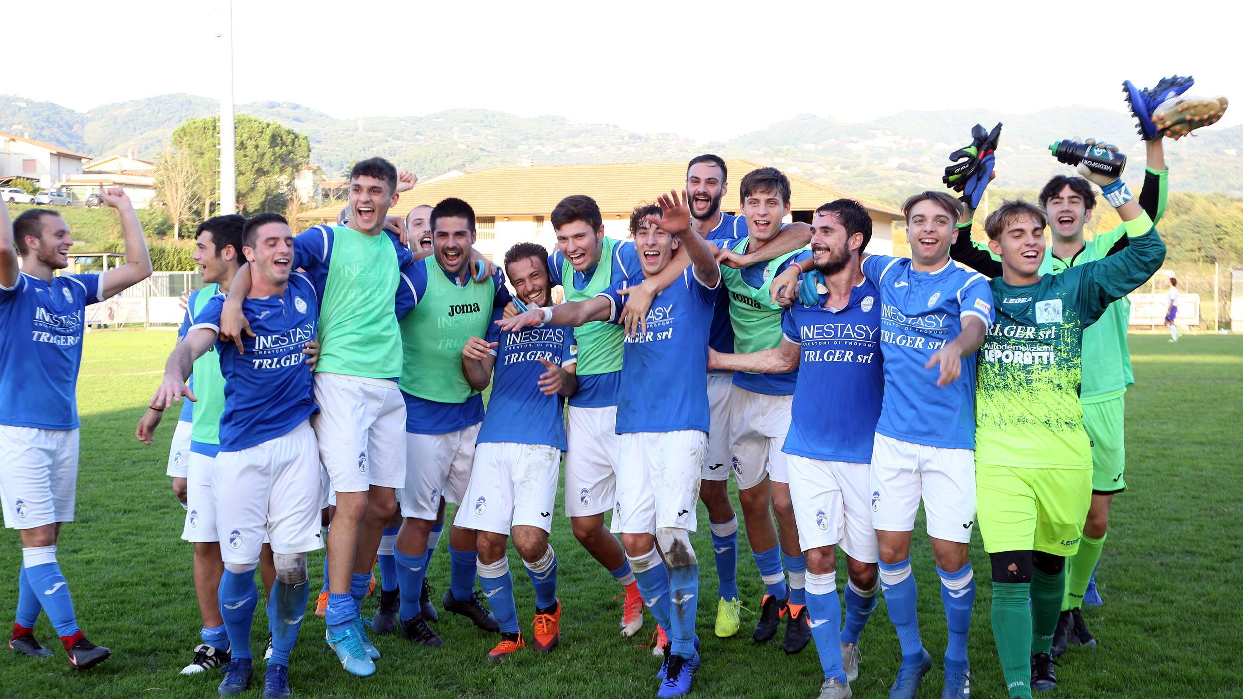 Lampo in festa per la vittoria nel derby (foto Paolo Nucci)
