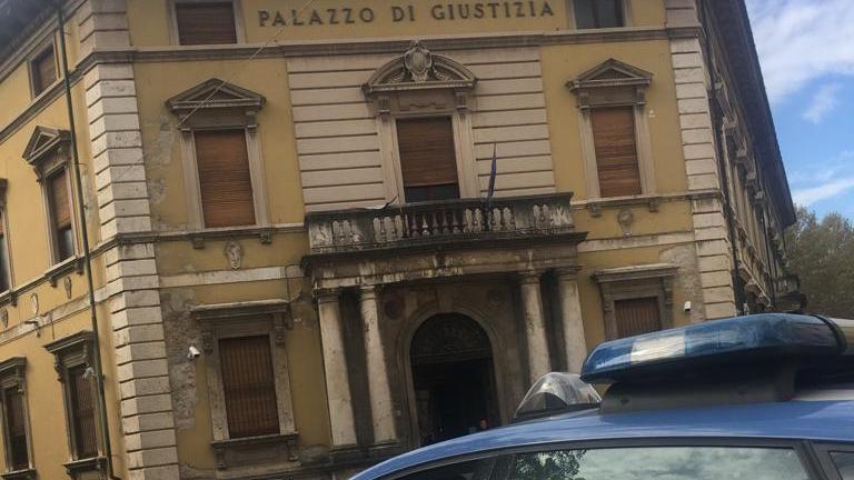 Ruba il portafoglio lasciato sul bancone: denunciata