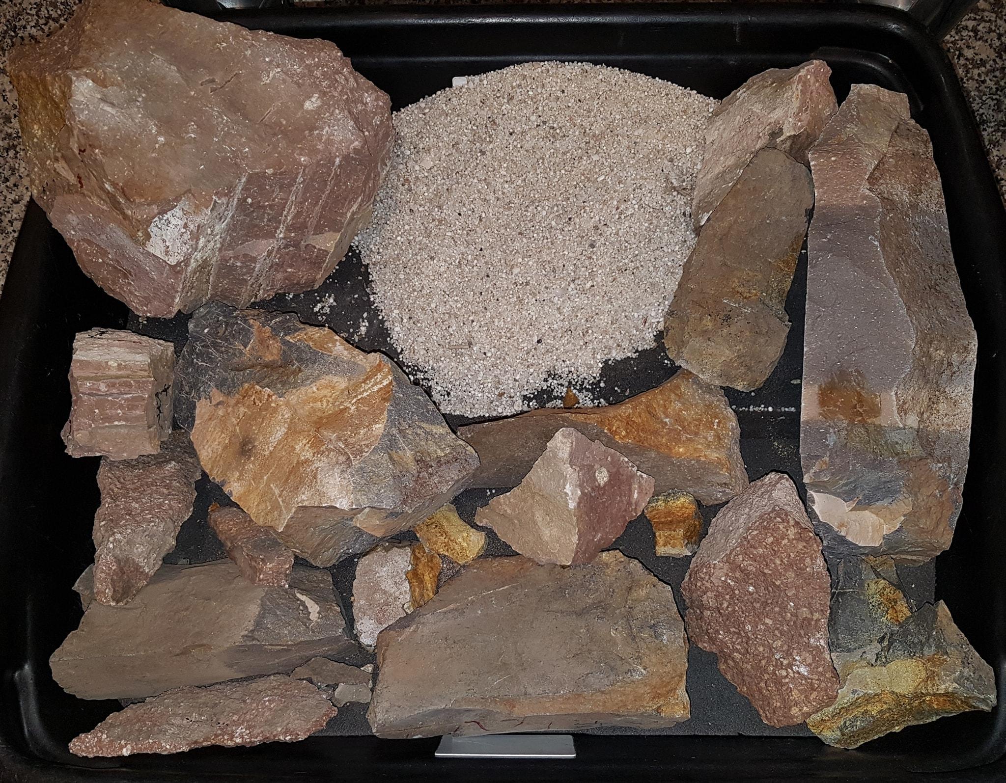 Le rocce e la sabbia rubate dal turista (foto dalla pagina Facebook di Sardegna rubata e depredata)