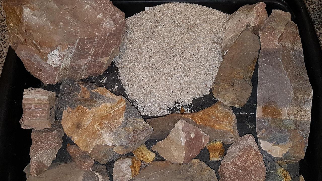 Le rocce e la sabbia rubate dal turista (foto dalla pagina Facebook di Sardegna rubata e depredata)