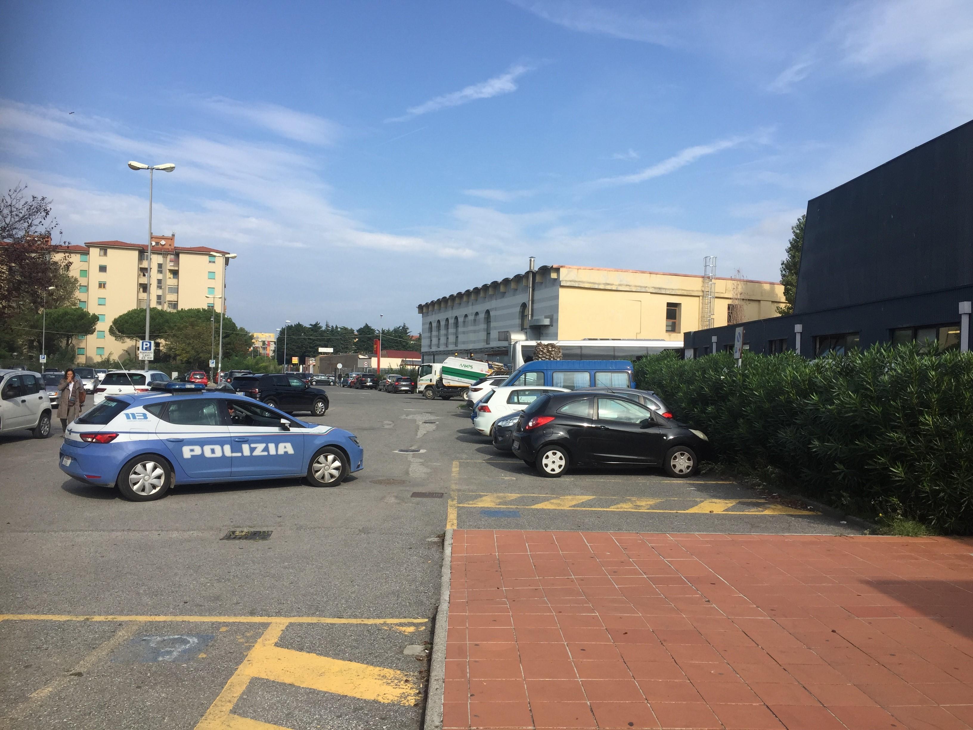 La volante della polizia fuori dalla piscina della Bastia