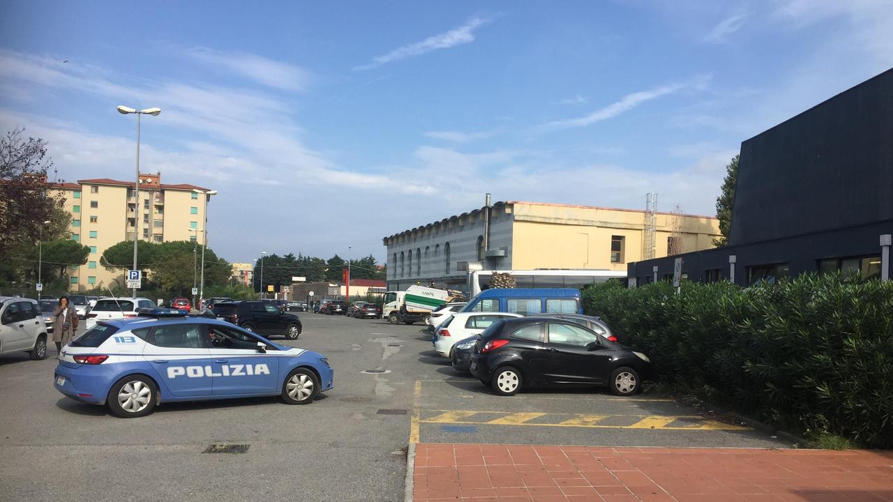 La volante della polizia fuori dalla piscina della Bastia