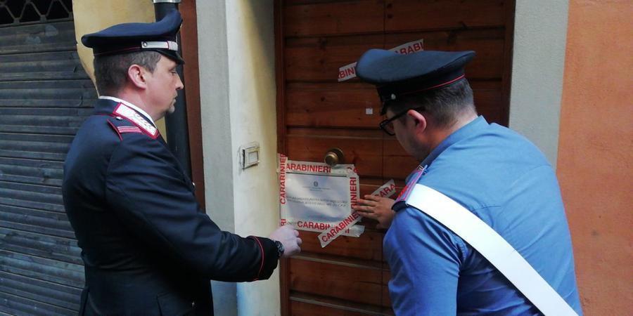 I carabinieri della Stazione di Pescia mentre mettono i sigilli a uno degli appartamenti sequestrati